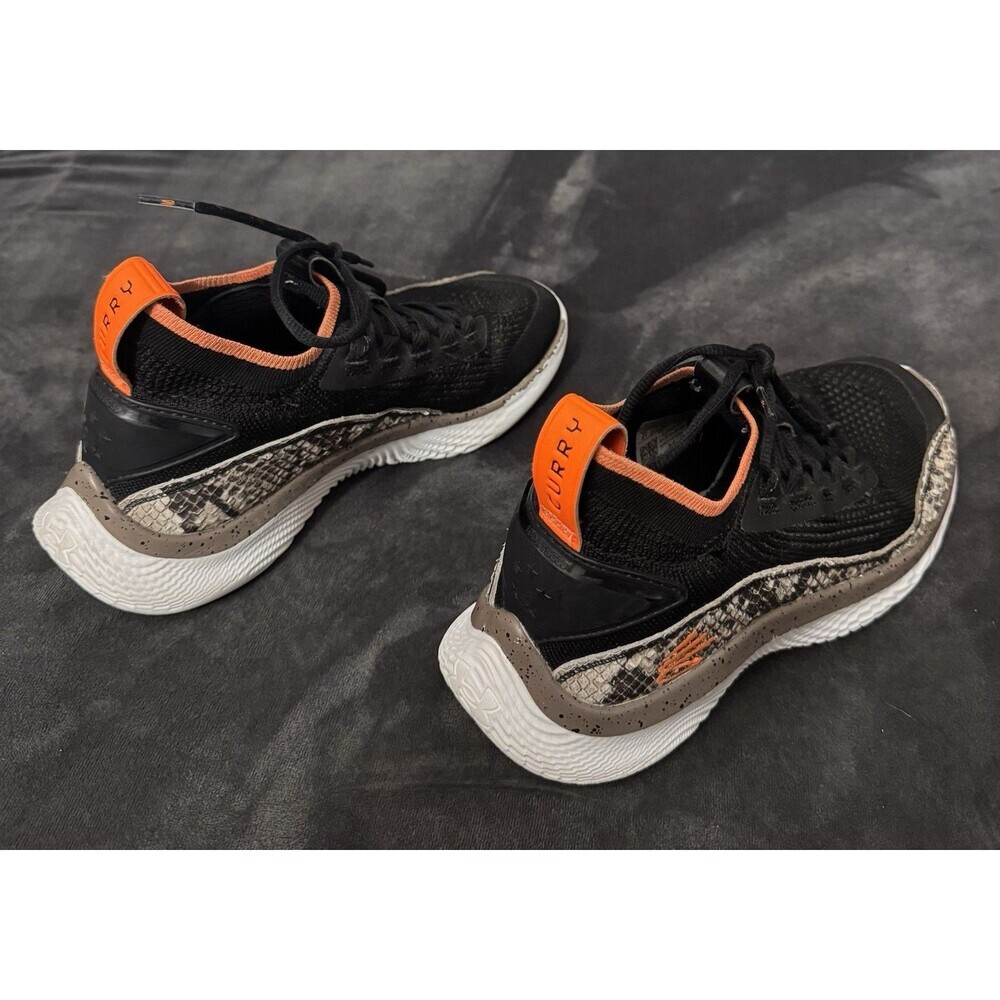 UA Curry Flow 8-Strike & Flow-Steph Curry Edition-Sz 6Y/ Women’s Sz 7.5